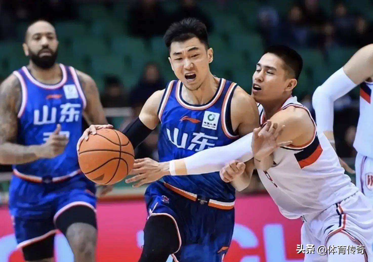 包含赛前山东男篮调整名单以备CBA季后赛，更衣室发声环节打磨，悬念犹存，更衣室氛围转暖的词条